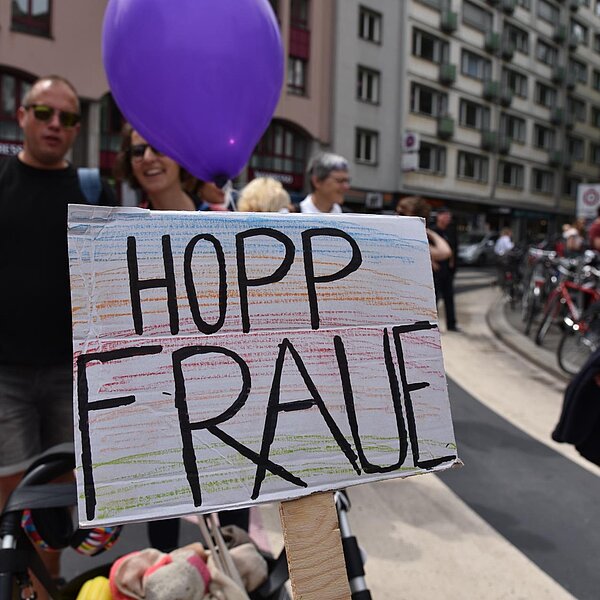 
									Viele fordernde und originelle Sprüche waren zu lesen.  Bild: Foto sti
								