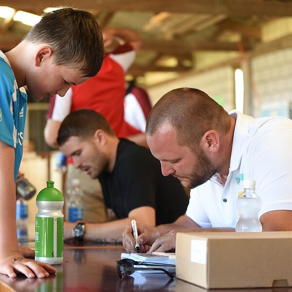 
									Schwinger Sven Schurtenberger (vorne) und FCL-Spieler Claudio Lustenberger signierten in Nottwil Autogramme. Bild: Foto Manuel Arnold
								
