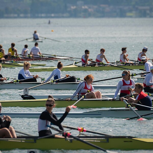 
									Aufgeregte Athletinnen und Athleten warten auf den Start des Rennens am 51. Rudertreffen Sursee. Bild: Foto zVg
								