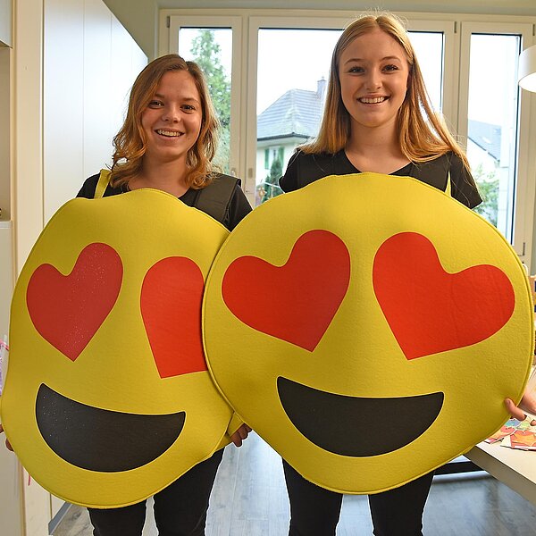 
									Die Herzlichkeit personifiziert: Shirin Arjomandi und Selina Eiholzer.  Bild: Foto Thomas Stillhart
								