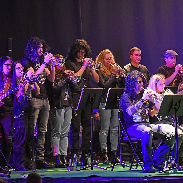 
									«Heavy Brass» hiess das Motto der Musikgesellschaft Knutwil am Jahreskonzert und entsprechend kleideten sich die Musikanten. Ganz links Jake Salgado an der Gitarre.  Bild: Foto Thomas Stillhart
								