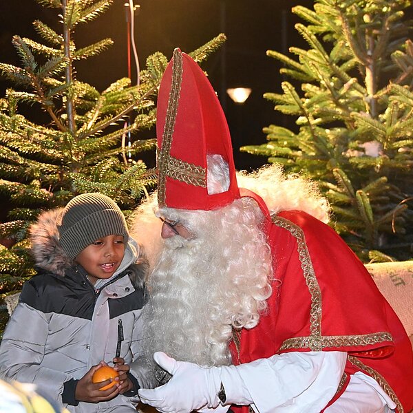 
									Die Oberkircher Kinder hatten auch die Möglichkeit, dem Samichlaus ein Versli vorzutragen.  Bild: Foto Werner Mathis
								