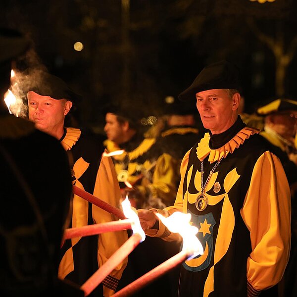 
									Alois Amrein (im Bild rechts) ist der 135. Heinivater der Zunft Heini von Uri. Bild: Foto Manuel Arnold
								