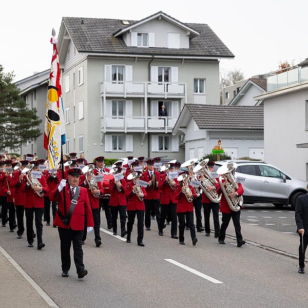 
									Die Brass Band Feldmusik Nottwil begleitete die Prozession zur Kirche musikalisch. Bild: Foto Joèl Frei
								
