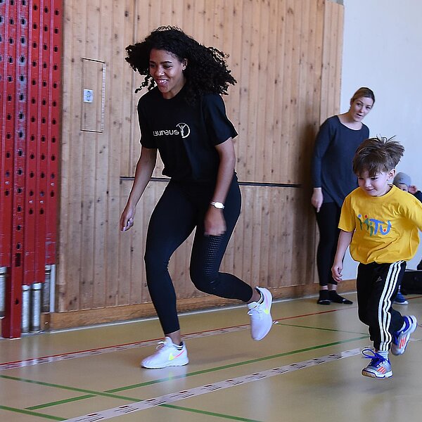 
									Die schnellste Frau der Schweiz, Mujinga Kambundji, besuchte in Büron «Miteinander Turnen» MiTu mit Leiterin Astrid Müller und drei- bis fünfjährigen Kindern.  Bild: Foto Thomas Stillhart
								