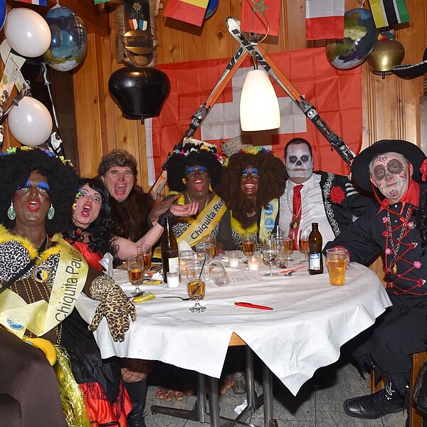 
									Heiniball mit Heinivater «Wisu» Amrein in der «Braui» mit der Joe Beaujolais Band und dem Motto «Us aller Welt».  Bild: Foto Thomas Stillhart
								
