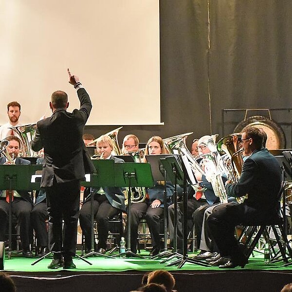 
									Der erste Konzertteil war klassisch der Brassmusik gewidmet und in der Musikuniform.   Bild: Foto Thomas Stillhart
								