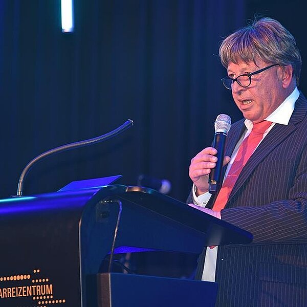 
									Roli Huber verkleidet als Roger Köppel. Bild: Foto Livia Kurmann
								