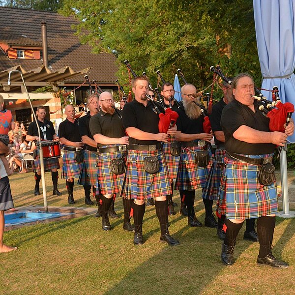 
									Happy-Pipers in der Badi Schenkon: Bild 3
								