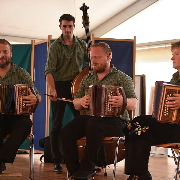 
									Am Samstag, 21. September 2019, feierte die Gemeinde Mauensee 200 Jahre. Rast Wyss spielte auf.  Bild: Foto Thomas Stillhart
								
