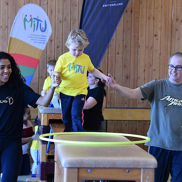 
									Die schnellste Frau der Schweiz, Mujinga Kambundji, besuchte in Büron «Miteinander Turnen» MiTu mit Leiterin Astrid Müller und drei- bis fünfjährigen Kindern.  Bild: Foto Thomas Stillhart
								