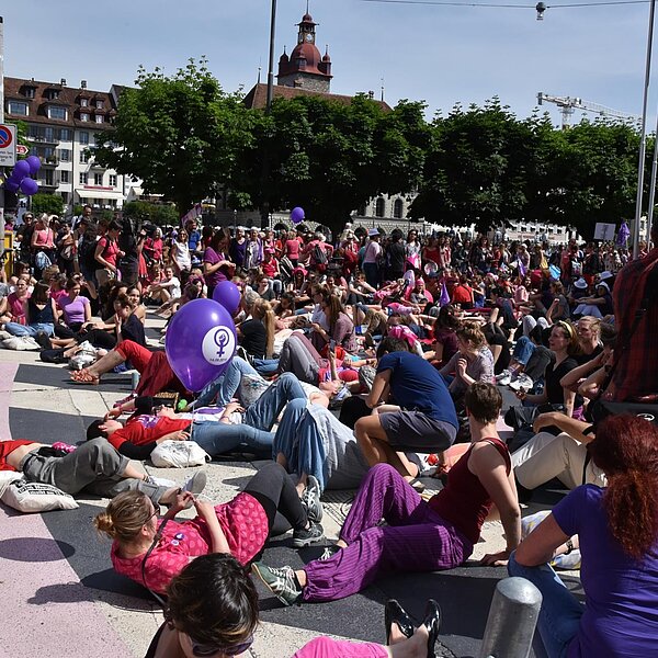 
									Am Theaterplatz in Luzern versammelten sich die Frauen zu Tausenden.  Bild: Foto sti
								