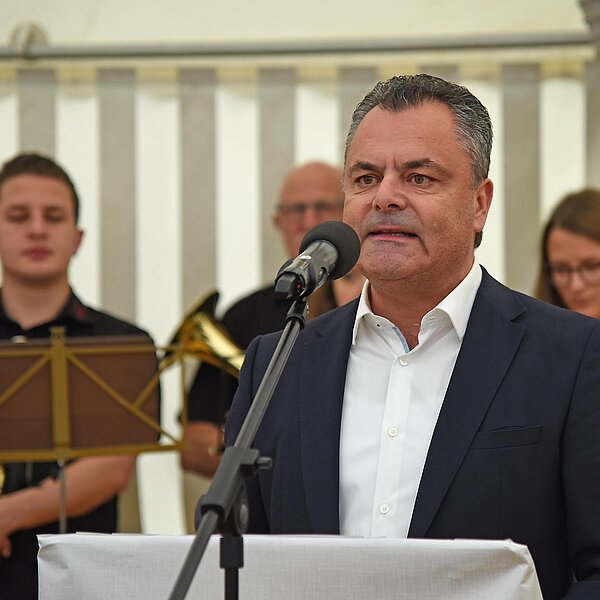 
									Verbandspräsident Georg Dubach freute sich über das Interesse am Betagtenzentrum Lindenrain.  Bild: Foto Thomas Stillhart
								