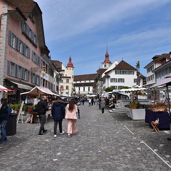 
									Nach rund eineinhalb Jahren fand zum ersten Mal wieder ein Warenmarkt in Sursee statt. Bild: Foto Céline Estermann-Erni
								
