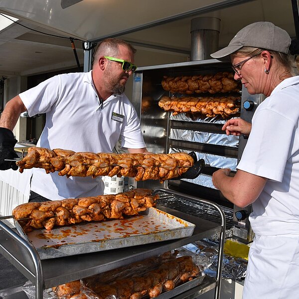
									Küchenchef Marco Mugglin mit den Poulets  Bild: Foto Thomas Stillhart
								