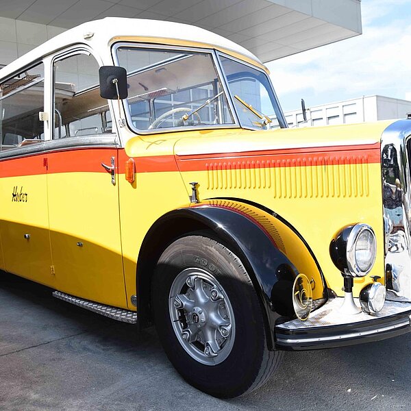 
									Ob Postauto, Feuerwehrfahrzeug oder Lastwagen. Rund 2000 Besucher schauten 300 verschiedene Saurer-Fahrzeuge im Campus Sursee an.  Bild: Foto Thomas Stillhart
								
