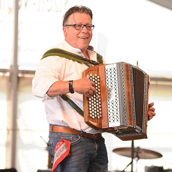 
									Am Samstag, 21. September 2019, feierte die Gemeinde Mauensee 200 Jahre. Schösu Hafner moderierte und unterhielt.  Bild: Foto Thomas Stillhart
								