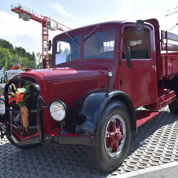 
									Ob Postauto, Feuerwehrfahrzeug oder Lastwagen. Rund 2000 Besucher schauten 300 verschiedene Saurer-Fahrzeuge im Campus Sursee an.  Bild: Foto Thomas Stillhart
								