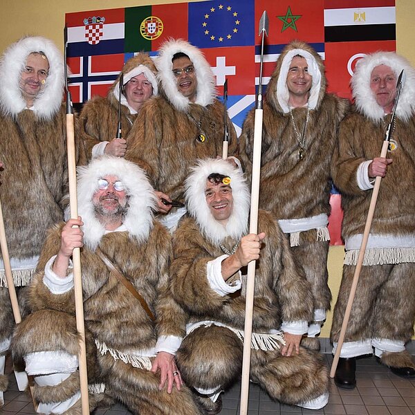 
									Heiniball mit Heinivater «Wisu» Amrein in der «Braui» mit der Joe Beaujolais Band und dem Motto «Us aller Welt».  Bild: Foto Thomas Stillhart
								