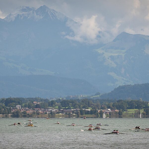 
									Herrliches Panorama während des Achterrennens am diesjährigen Rudertreffens Sursee. Bild: Foto zVg
								
