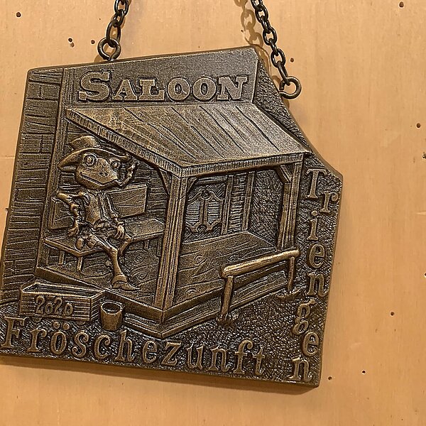 
									Die Plakette der Fröschenzunft Triengen 2020 mit dem Motto «Saloon».  Bild: Foto Thomas Stillhart
								