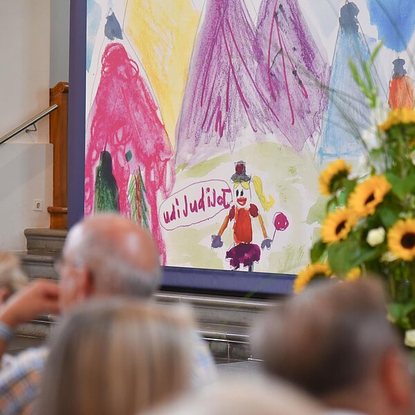 
									Mit Zeichnungen der Schulkinder Sempachs wurden das Festgelände und die Vortragslokale dekoriert. Bild: Foto Franziska Kaufmann
								