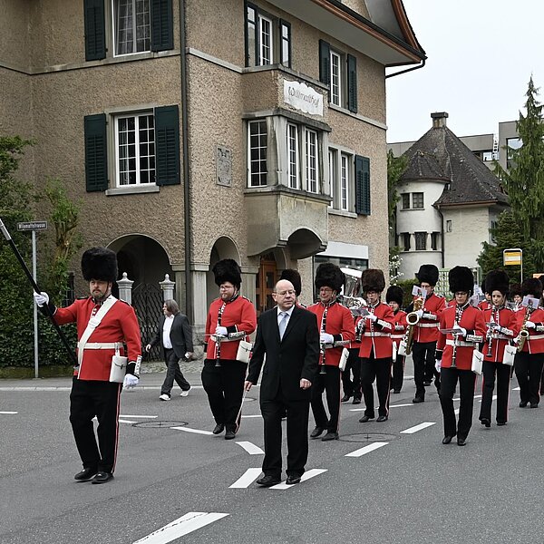 
									Die Stadtmusik Sursee führte am Sonntag den Einzug der Erstkommunionskinder zur Pfarrkirche Sursee an. Bild: Foto Werner Mathis
								