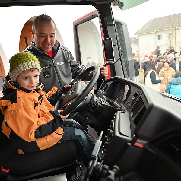 
									Anschliessend zeigten Mitglieder der Feuerwehr Region Sursee, wie sie arbeiten. Bild: Foto Werner Mathis
								