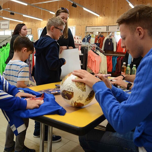
									Der FCL lockt in den Otto's: Bild 18
								