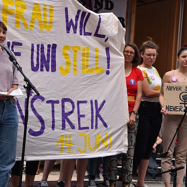 
									Die Studentinnen forderten 50 Prozent Professorinnen an den Unis.  Bild: Foto sti
								