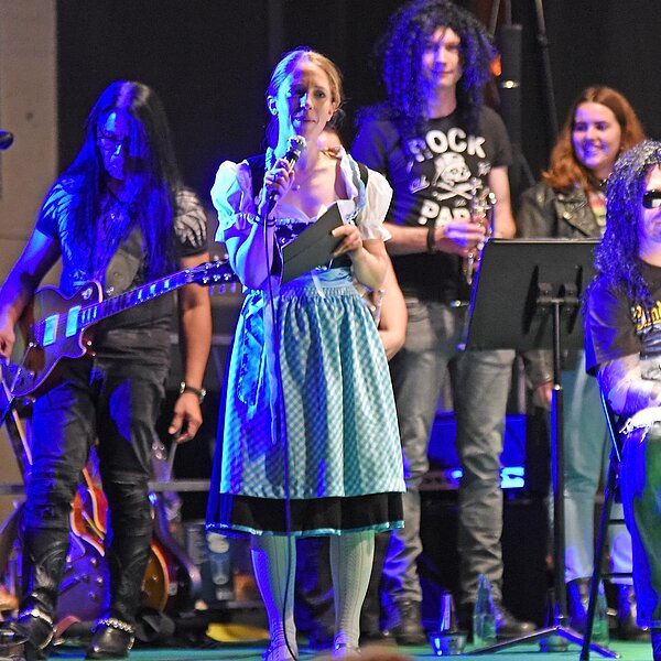 
									Moderatorin Esther Lischer trat plötzlich im Dirndl auf die Bühne. Der «Böhmische Traum» folgte als letzte Zugabe.  Bild: Foto Thomas Stillhart
								