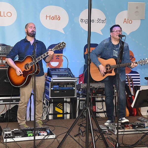 
									Heiniball mit Heinivater «Wisu» Amrein in der «Braui» mit der Joe Beaujolais Band und dem Motto «Us aller Welt».  Bild: Foto Thomas Stillhart
								
