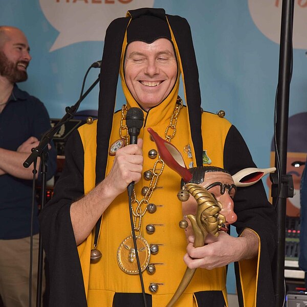 
									Heiniball mit Heinivater «Wisu» Amrein in der «Braui» mit der Joe Beaujolais Band und dem Motto «Us aller Welt».  Bild: Foto Thomas Stillhart
								