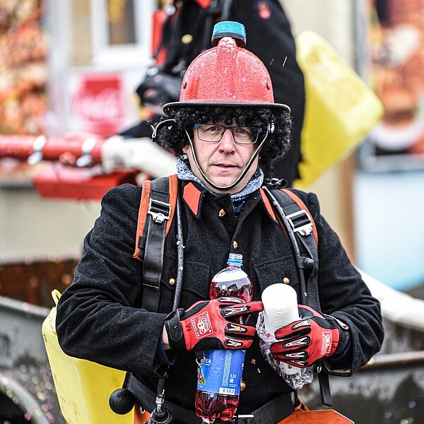 
									Die Regiowehr Triengen gratuliert dem Zunftmeister. Bild: Foto Manuel Arnold
								