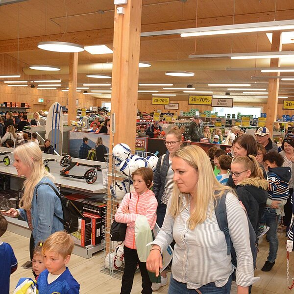 
									FCL-Autogrammstunden bei Otto's 2019 (1): Bild 19
								