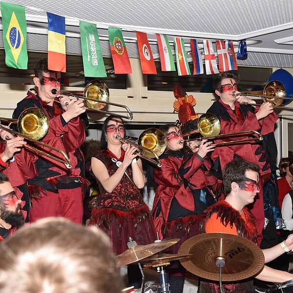 
									Heiniball mit Heinivater «Wisu» Amrein in der «Braui» mit der Joe Beaujolais Band und dem Motto «Us aller Welt».  Bild: Foto Thomas Stillhart
								