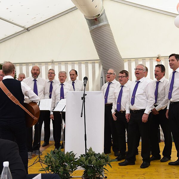 
									Der Männerchor Büron tanzte aus den Reihen nach einem Lied von Marco Kunz.   Bild: Foto Thomas Stillhart
								