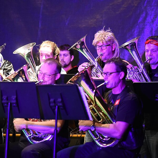 
									«Heavy Brass» hiess das Motto der Musikgesellschaft Knutwil am Jahreskonzert und entsprechend kleideten sich die Musikanten.  Bild: Foto Thomas Stillhart
								