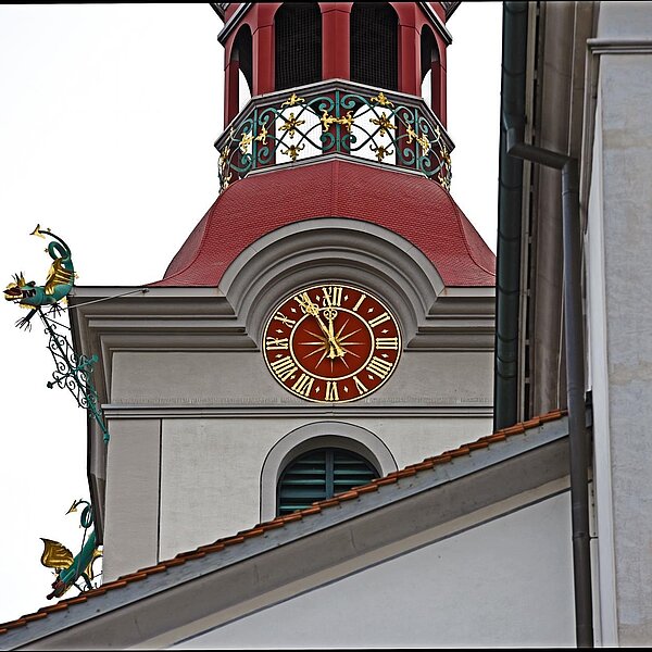 
									Am 14. Juni streikte auch die Surseer Kirchenuhr und zeigte den ganzen Tag «Fünf vor Zwölf» an. Bild: Foto Manuel Arnold
								