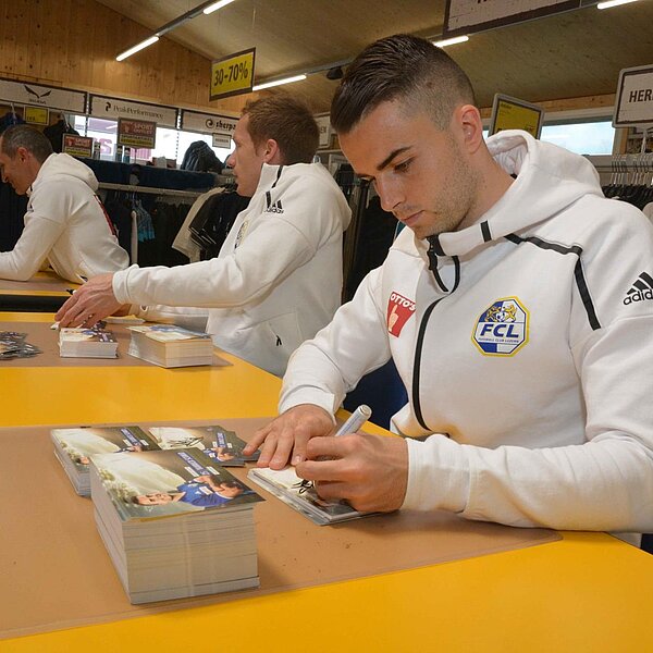 
									FCL-Autogrammstunden bei Otto's 2019 (1): Bild 10
								