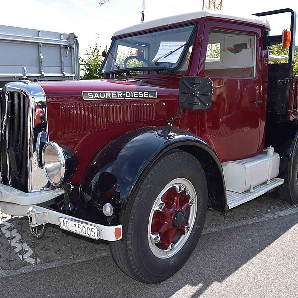 
									Ob Postauto, Feuerwehrfahrzeug oder Lastwagen. Rund 2000 Besucher schauten 300 verschiedene Saurer-Fahrzeuge im Campus Sursee an.  Bild: Foto Thomas Stillhart
								