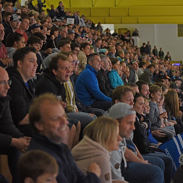 
									1115 Zuschauer verfolgten das Spiel in der Eishalle Sursee.  Bild: Foto Thomas Stillhart
								