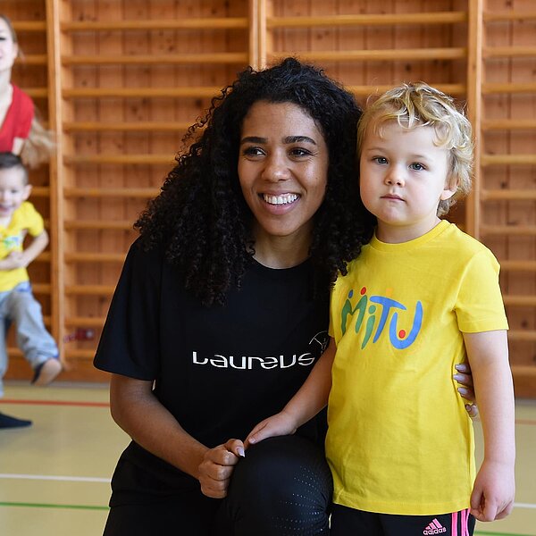 
									Die schnellste Frau der Schweiz, Mujinga Kambundji, besuchte in Büron «Miteinander Turnen» MiTu mit Leiterin Astrid Müller und drei- bis fünfjährigen Kindern.  Bild: Foto Thomas Stillhart
								