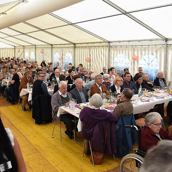 
									Volles Festzelt während des Jubiläums «30 Jahre Lindenrain» in Triengen.  Bild: Foto Thomas Stillhart
								