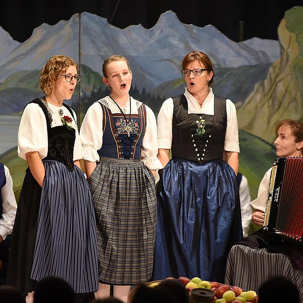 
									Yvonne Fend, Arlette und Priska Wismer (von links) – am Akkordeon Doris Erdin.  Bild: Foto Thomas Stillhart
								