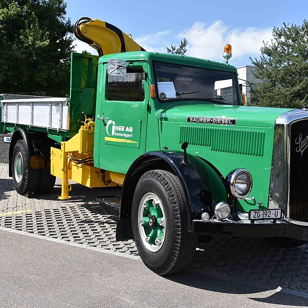 
									Ob Postauto, Feuerwehrfahrzeug oder Lastwagen. Rund 2000 Besucher schauten 300 verschiedene Saurer-Fahrzeuge im Campus Sursee an.  Bild: Foto Thomas Stillhart
								