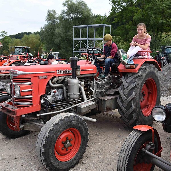 
									Rund 1000 Personen besuchten das Hürlimann-Treffen im Campus Sursee anlässlich des 90. Jahrestag der Gründung der Traktorenmarke.  Bild: Foto Thomas Stillhart
								