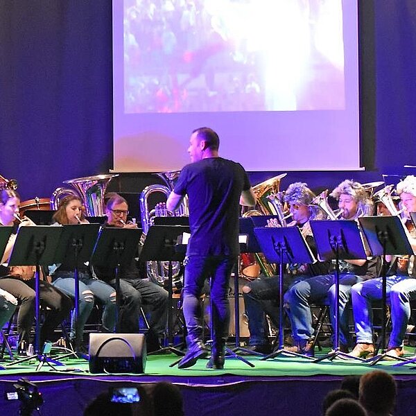 
									«Heavy Brass» hiess das Motto der Musikgesellschaft Knutwil am Jahreskonzert und entsprechend kleideten sich die Musikanten.  Bild: Foto Thomas Stillhart
								
