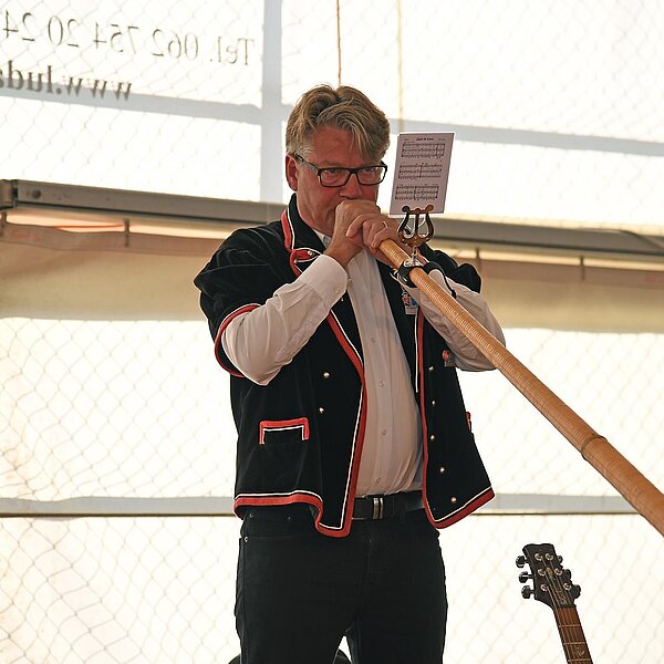 
									Der ehemalige Gemeindepräsidentin Urs Niffeler spielte Alphorn. Er ist OK-Präsident der ganzen Feierlichkeiten 200 Jahre Mauensee.  Bild: Foto Thomas Stillhart
								