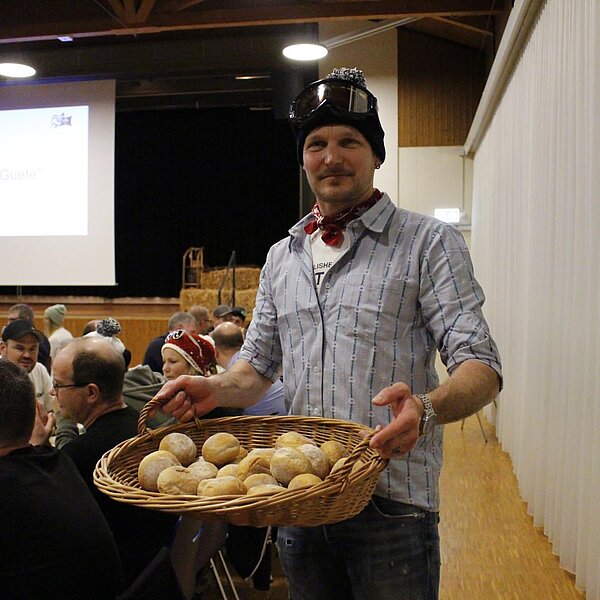 
									Das gesegnete Brot wird verteilt. Bild: Foto Moritz Glättli
								